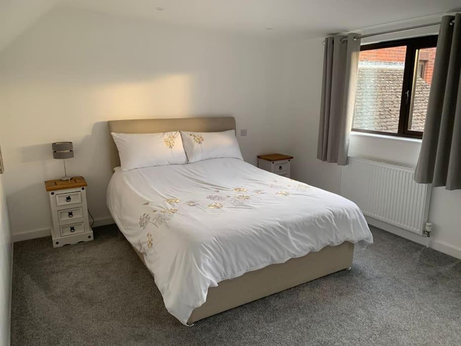 1 Bedroom Self Contained Separate Annexe In Exeter * Ide