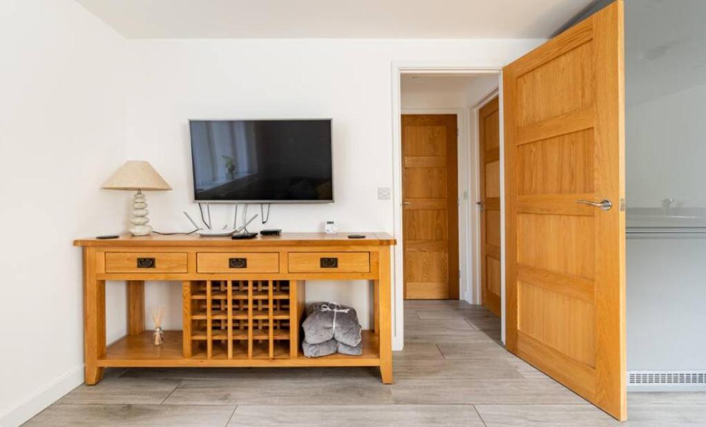 1 Bedroom Self Contained Separate Annexe In Exeter * Ide